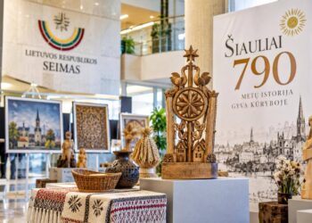 DI sukurta lietuvių tautodailės parodos iliustracija su medžio drožiniais, audiniais ir keramika