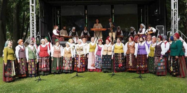 Projekto „Skambantys kanklių dialogai“ atlikėjai pirmosios muzikinės programos pristatyme