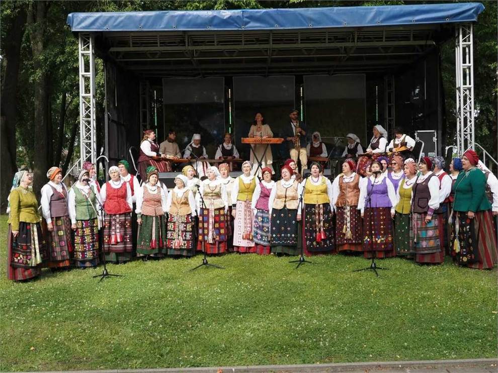 Projekto „Skambantys kanklių dialogai“ atlikėjai pirmosios muzikinės programos pristatyme