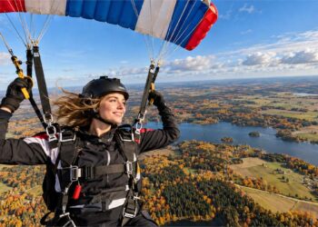 2026 m. spalio 16-osios horoskopas – parašiutininkė virš rudenėjančių Lietuvos ežerų ir miškų
