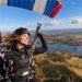 2026 m. spalio 16-osios horoskopas – parašiutininkė virš rudenėjančių Lietuvos ežerų ir miškų