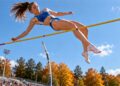 Jauna sportininkė šuolio su kartimi akimirką – 2026 m. spalio 4-osios horoskopas