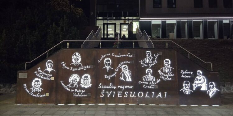 Naktį apšviesta Šiaulių rajono šviesuolių lauko galerija Kuršėnuose, prie bibliotekos