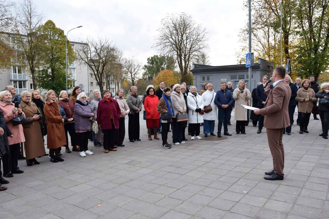 Šiaulių rajono šviesuolių galerijos atidarymo dalyviai prie bibliotekos Kuršėnuose