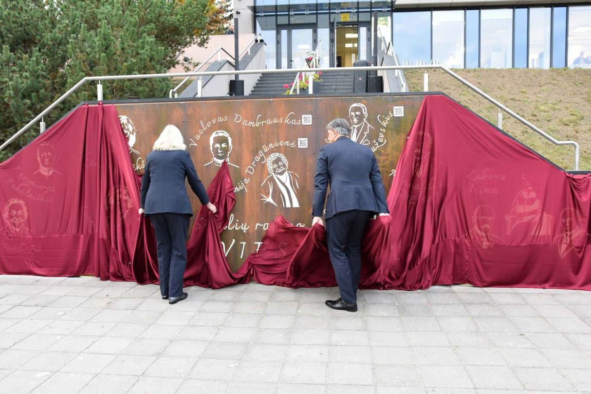 Ingrida Klupšaitė ir Mindaugas Sadauskas atidengia Šiaulių rajono šviesuolių galeriją