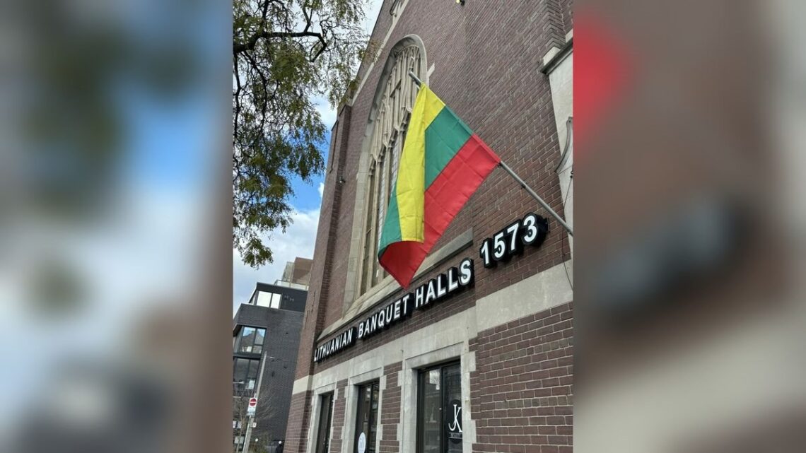 Toronto lietuvių namų fasadas su Lietuvos trispalve