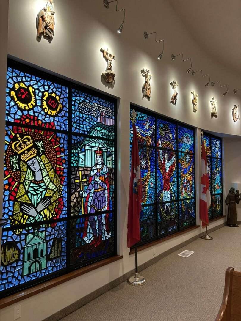 Lietuviški vitražai Prisikėlimo parapijoje