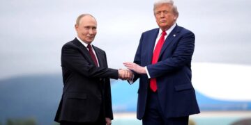 JAV prezidentas Donaldas Trampas spaudžia ranką Rusijos prezidentui Vladimirui Putinui 2025 m. rugpjūčio 15 d. Aliaskoje