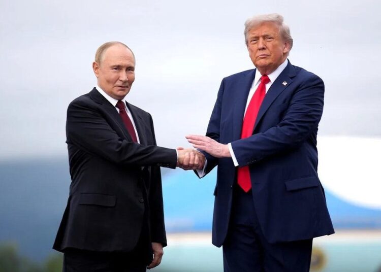 JAV prezidentas Donaldas Trampas spaudžia ranką Rusijos prezidentui Vladimirui Putinui 2025 m. rugpjūčio 15 d. Aliaskoje