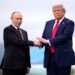 JAV prezidentas Donaldas Trampas spaudžia ranką Rusijos prezidentui Vladimirui Putinui 2025 m. rugpjūčio 15 d. Aliaskoje