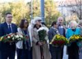 1951 m. masinio trėmimo „Ruduo“ aukų pagerbimo dalyviai Vilniuje su gėlėmis