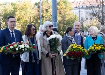 1951 m. masinio trėmimo „Ruduo“ aukų pagerbimo dalyviai Vilniuje su gėlėmis
