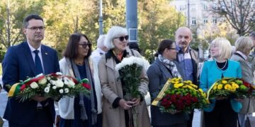 1951 m. masinio trėmimo „Ruduo“ aukų pagerbimo dalyviai Vilniuje su gėlėmis