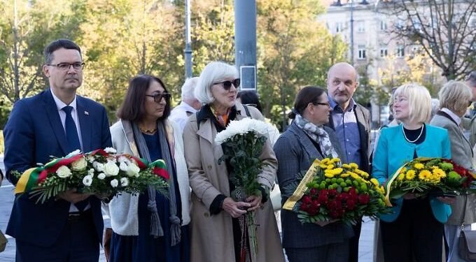 1951 m. masinio trėmimo „Ruduo“ aukų pagerbimo dalyviai Vilniuje su gėlėmis