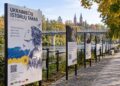 Meninė Ukrainiečių istorijų tako Anykščiuose vizualizacija su pasakojimų stendais prie upės