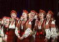 Ukrainiečių ansamblio „Čeremošas“ dainininkės tautiniais drabužiais scenoje