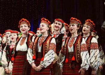 Ukrainiečių ansamblio „Čeremošas“ dainininkės tautiniais drabužiais scenoje