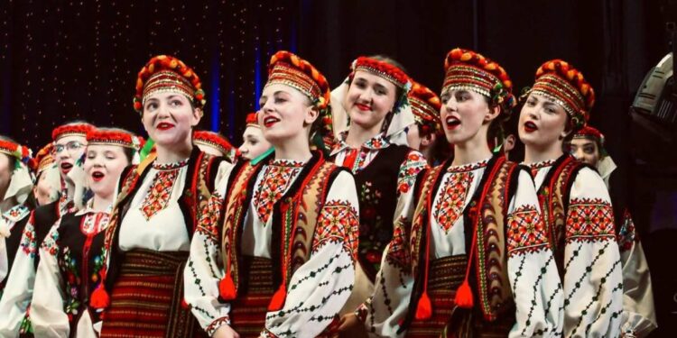 Ukrainiečių ansamblio „Čeremošas“ dainininkės tautiniais drabužiais scenoje