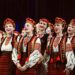 Ukrainiečių ansamblio „Čeremošas“ dainininkės tautiniais drabužiais scenoje