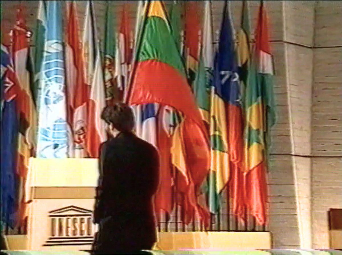 Darius Kuolys su Lietuvos vėliava UNESCO generalinėje konferencijoje 1991 metais