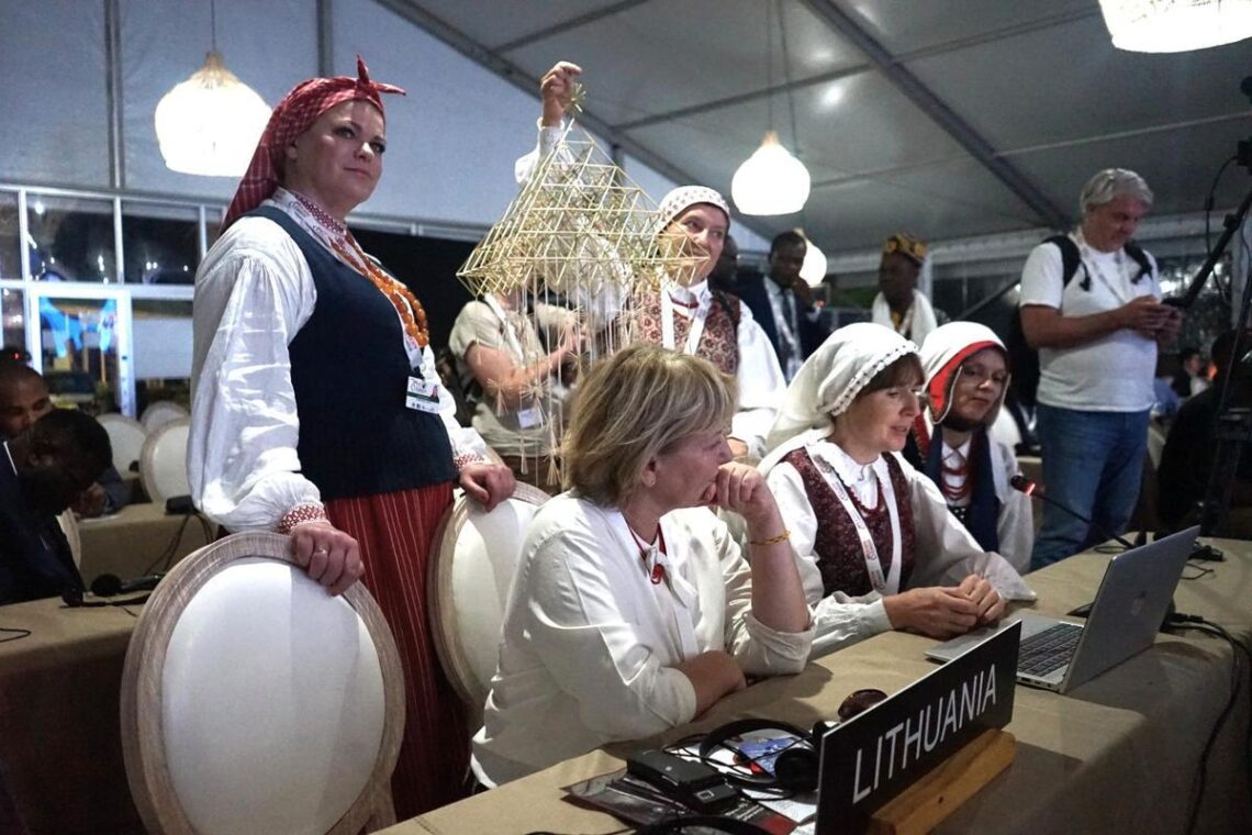 Lietuvos atstovės su šiaudiniu sodu UNESCO renginyje