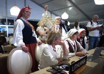 Lietuvos atstovės su šiaudiniu sodu UNESCO renginyje