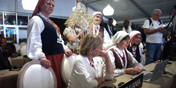 Lietuvos atstovės su šiaudiniu sodu UNESCO renginyje