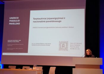Kernavės konferencijoje Vaidutė Ščiglienė skaito pranešimą apie UNESCO pasaulio paveldo apsaugą