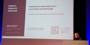 Kernavės konferencijoje Vaidutė Ščiglienė skaito pranešimą apie UNESCO pasaulio paveldo apsaugą