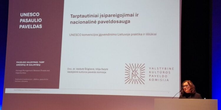 Kernavės konferencijoje Vaidutė Ščiglienė skaito pranešimą apie UNESCO pasaulio paveldo apsaugą