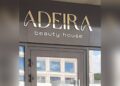 Virš įėjimo į įstaigą matomas užrašas „ADEIRA beauty house“.