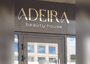 Virš įėjimo į įstaigą matomas užrašas „ADEIRA beauty house“.