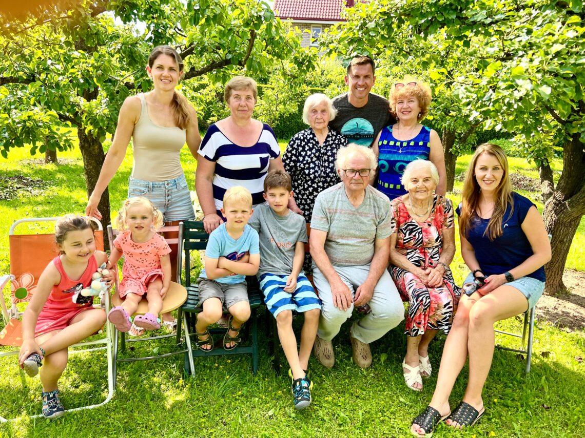 Algimantas Akelaitis su šeima, tėvais, senelėmis ir kitais artimaisiais | Asmeninio albumo nuotr.