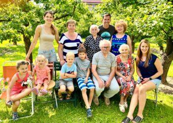 Algimantas Akelaitis su šeima, tėvais, senelėmis ir kitais artimaisiais | Asmeninio albumo nuotr.