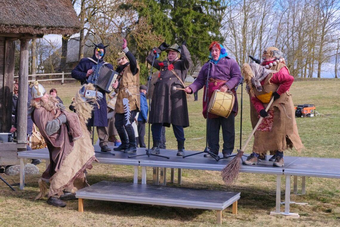 Vasario 19 d., sekmadienį Daugyvenės kultūros istorijos muziejaus-draustinio Kleboniškių kaimo buities skyriuje (Radviliškio r.) šėlo persirengėliai, nosį kuteno blynų ir šiupinio kvapas | A. Labenskytės nuotr.