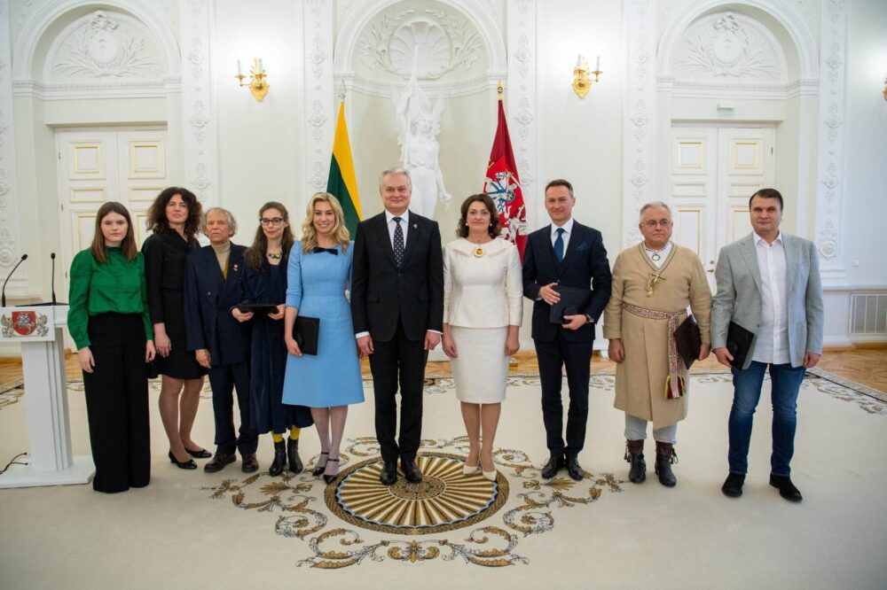 2022-ųjų metų Nacionalinių premijų laureatai. Antras iš dešinės J. Vaiškūnas 