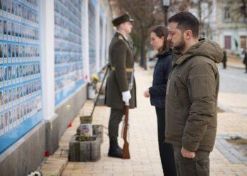 Suomijos ministrė pirmininkė Sana Marin ir Ukrainos prezidentas Volodymyras Zelenskis padėjo gėles prie Rusijos ir Ukrainos kare žuvusių Ukrainos gynėjų atminimo sienos Kijeve, Ukrainoje, penktadienį, 2023 m. kovo 10 d. | president.gov.ua nuotr