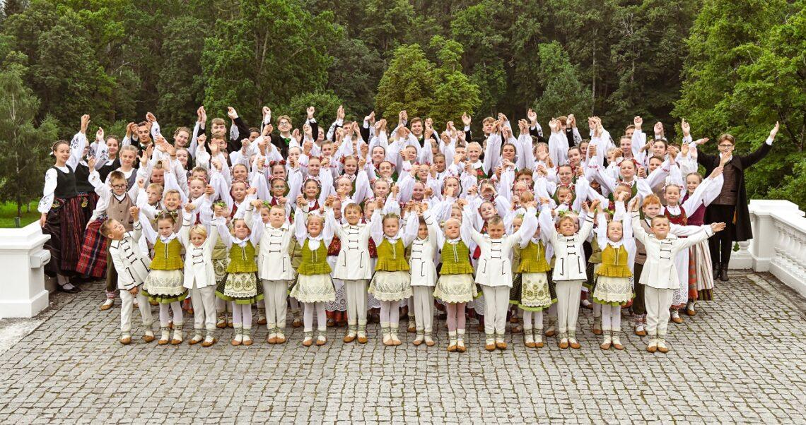 Mažeikių choreografijos mokyklos vaikų ir jaunimo liaudiškų šokių studija „Kauškutis“ | Rengėjų nuotr.