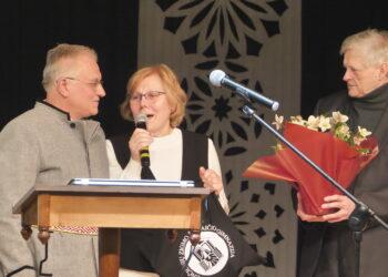 Sveikina Zigmo Žemaičio gimnazijos direktorė Rima Razmienė ir buvęs astronomijos mokytojas Albertas Dinda | A. Jakšto nuotr.