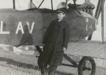 P. Motiekaitis prie lėktuvo. 1937 m. Nuotrauką saugo Šiaulių regioninis valstybės archyvas | archyvai.lt nuotr.