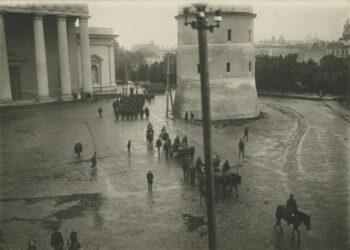 Nuotraukoje kapitono Vytauto Landsbergio vadovaujama 1-oji haubicų baterija įžengia į Vilnių 1920 m. | Lietuvos literatūros ir meno archyvo nuotr.