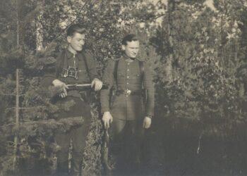 Dainavos apygardos vadas L. Baliukevičius-Dzūkas (dešinėje) su Šarūno rinktinės vadu J. Gegužiu-Diemedžiu. 1949 m. vasara | Okupacijų ir laisvės kovų muziejaus rinkinių nuotr.
