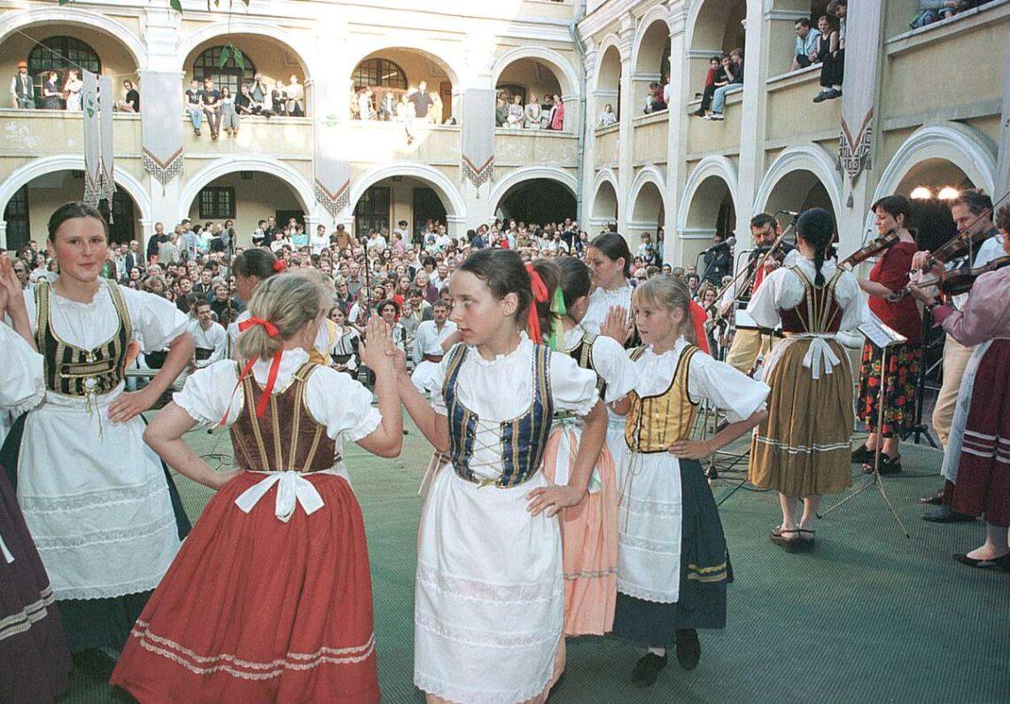 Ankstyvieji „Skamba skamba kankliai“ Alumnato kieme | Asmeninė nuotrauka