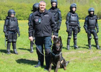A. Petrošius su tarnybiniu šunimi | policija.lt nuotr.