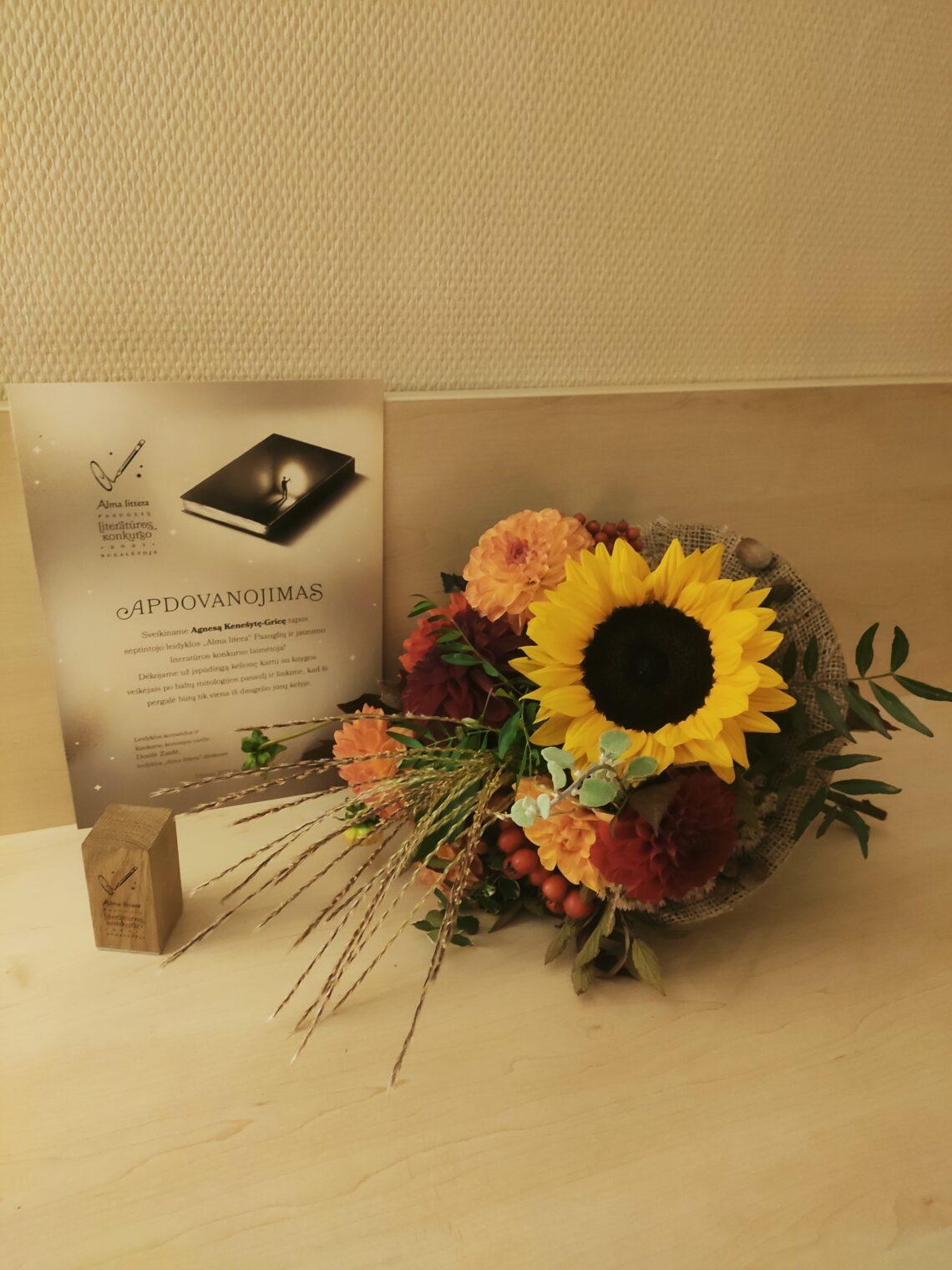 Leidyklos „Alma littera“ apdovanojimas už geriausią 2021 m. knygą paaugliams „Sulaukti aušros“ | Klaipėdos apskrities Ievos Simonaitytės viešosios bibliotekos nuotr.