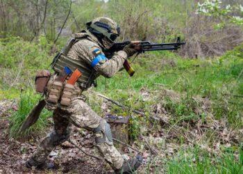 Ukrainos gynėjas pyškina driskius | facebook.comGeneralStaff.ua nuotr.