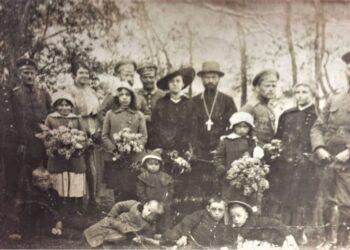 Grupė uniformuotų vyrų su moterimis bei vaikais. Tikėtina, kad antroje eilėje ketvirtas iš kairės stovi povilas spiridonovas. 1910 m. | K. Koroliovos asmeninio archyvo nuotr.