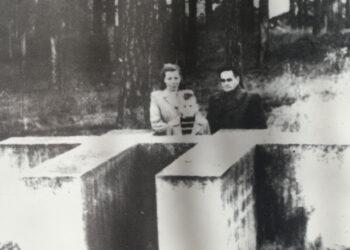 Dariaus ir Girėno paminklas po Antrojo pasaulinio karo. Ant paminklo dar buvo dalis užrašų | punskas.pl nuotr.