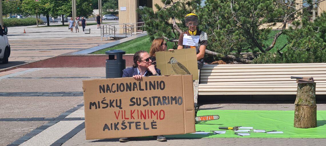 Žalieji ragina pasirašyti Nacionalinį miškų susitarimą | alkas.lt Arūno Sartanavičiaus nuotr.