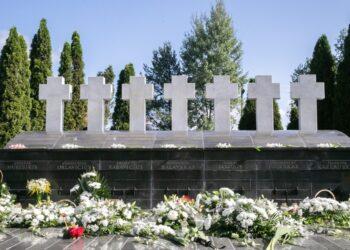 Memorialas, skirtas atminti Medininkų pasienio kontrolės poste nužudytiems pareigūnams | LR Seimo archyvo nuotr.